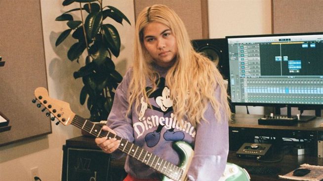 Hayley Kiyoko’s ‚relatable‘ Lounge Outfits