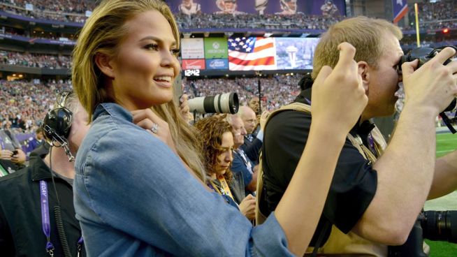 Chrissy Teigen sagt Superbowl-Ergebnisse voraus